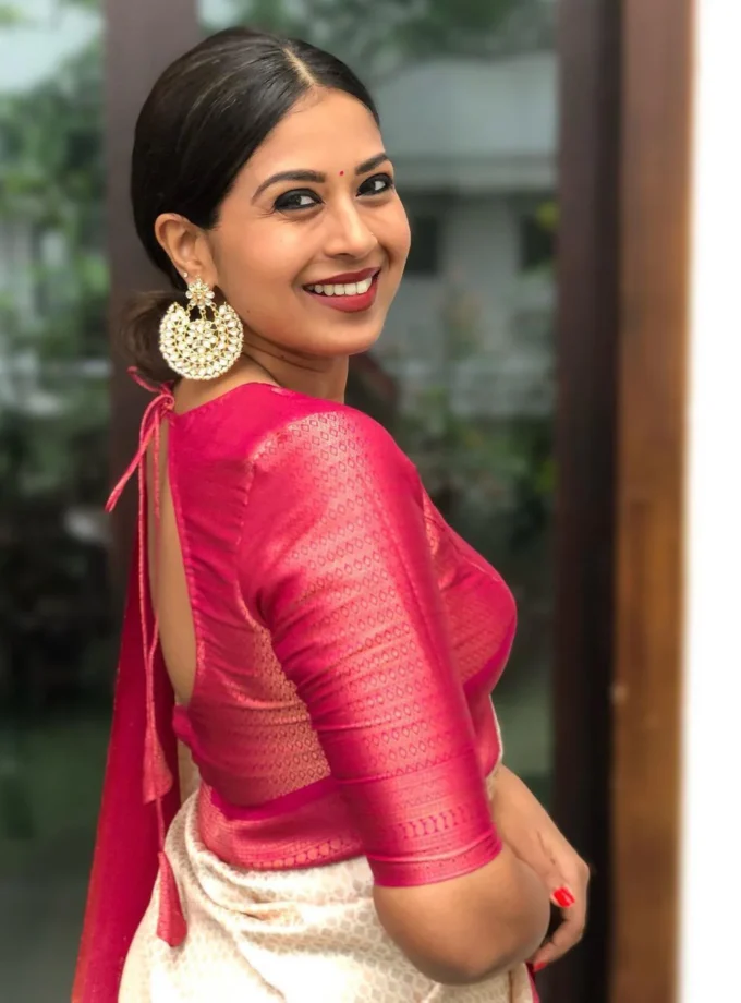 Deserving Off White Soft Silk Saree With Engaging Blouse Piece