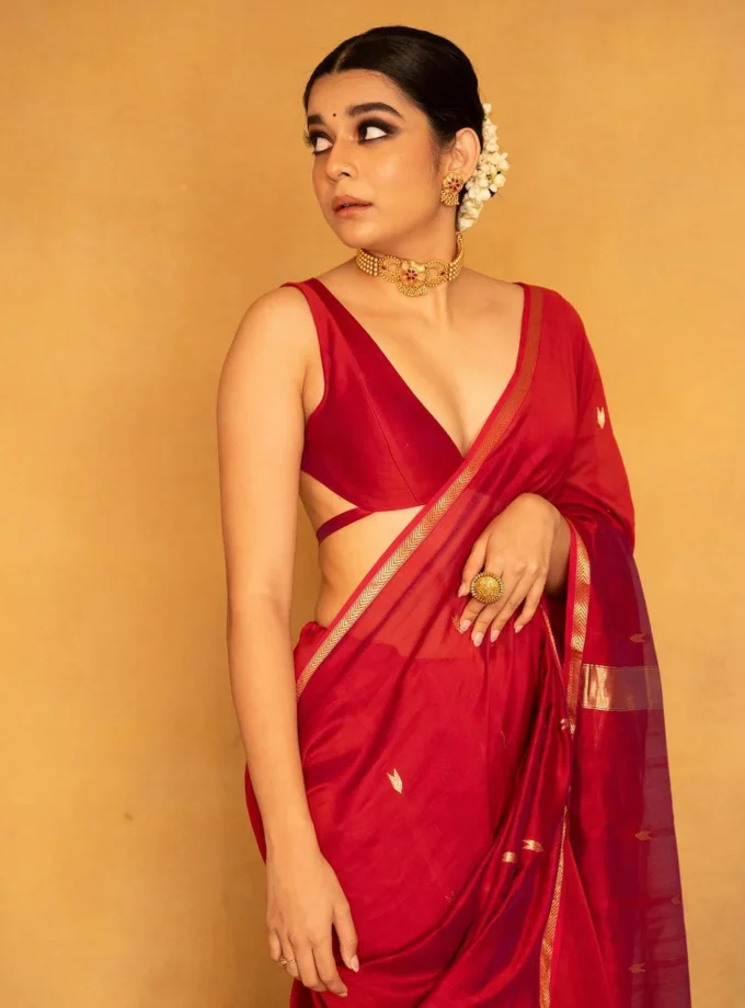 Luxuriant Red Cotton Silk Saree With Stylish Blouse Piece