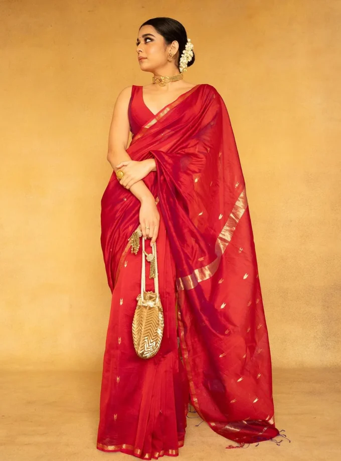 Luxuriant Red Cotton Silk Saree With Stylish Blouse Piece