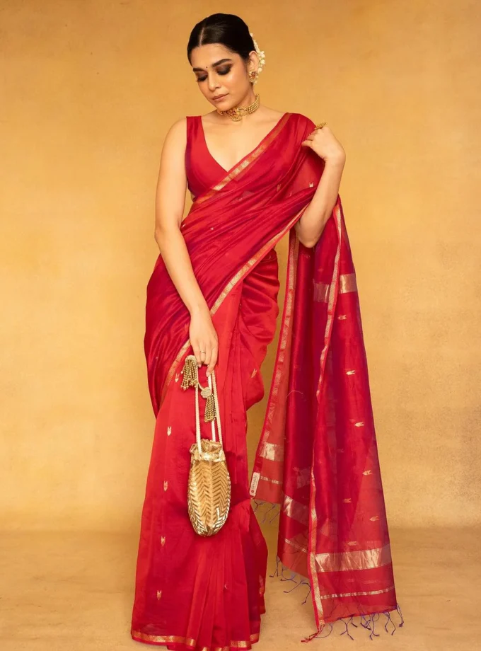 Luxuriant Red Cotton Silk Saree With Stylish Blouse Piece